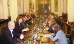 25. фебруар 2013. Чланови Одбора за европске интеграције у разговору са главним преговарачем Републике Хрватске са ЕУ